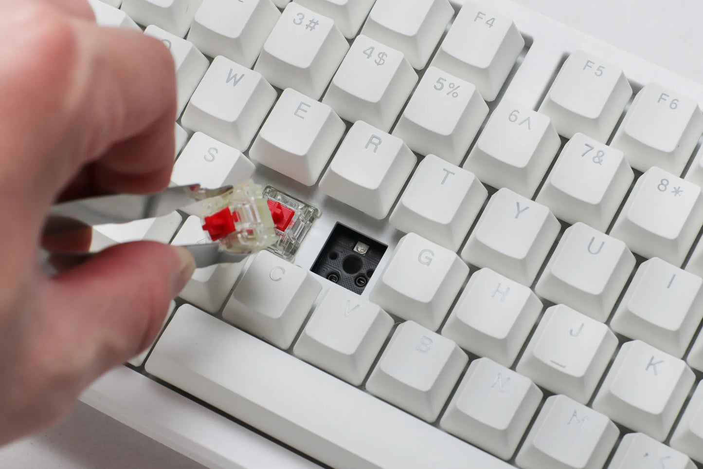 Rct PC Ducky Keyboard Zero 6108 100% Mechanical Wireless Keyboard; RGB; USB 2.0 / 2.4GHZ / BT White Cherry MX2A Red Switches.